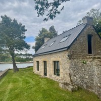 Rénovation de la couverture en ardoise d'une maison en pierre