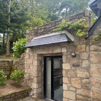 Rénovation de la couverture en ardoise d'une maison en pierre