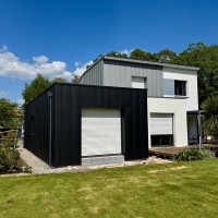 Bardage en aluminium Quartz et Anthracite sur une maison individuelle