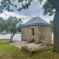 Rénovation de la couverture en ardoise d'une maison en pierre