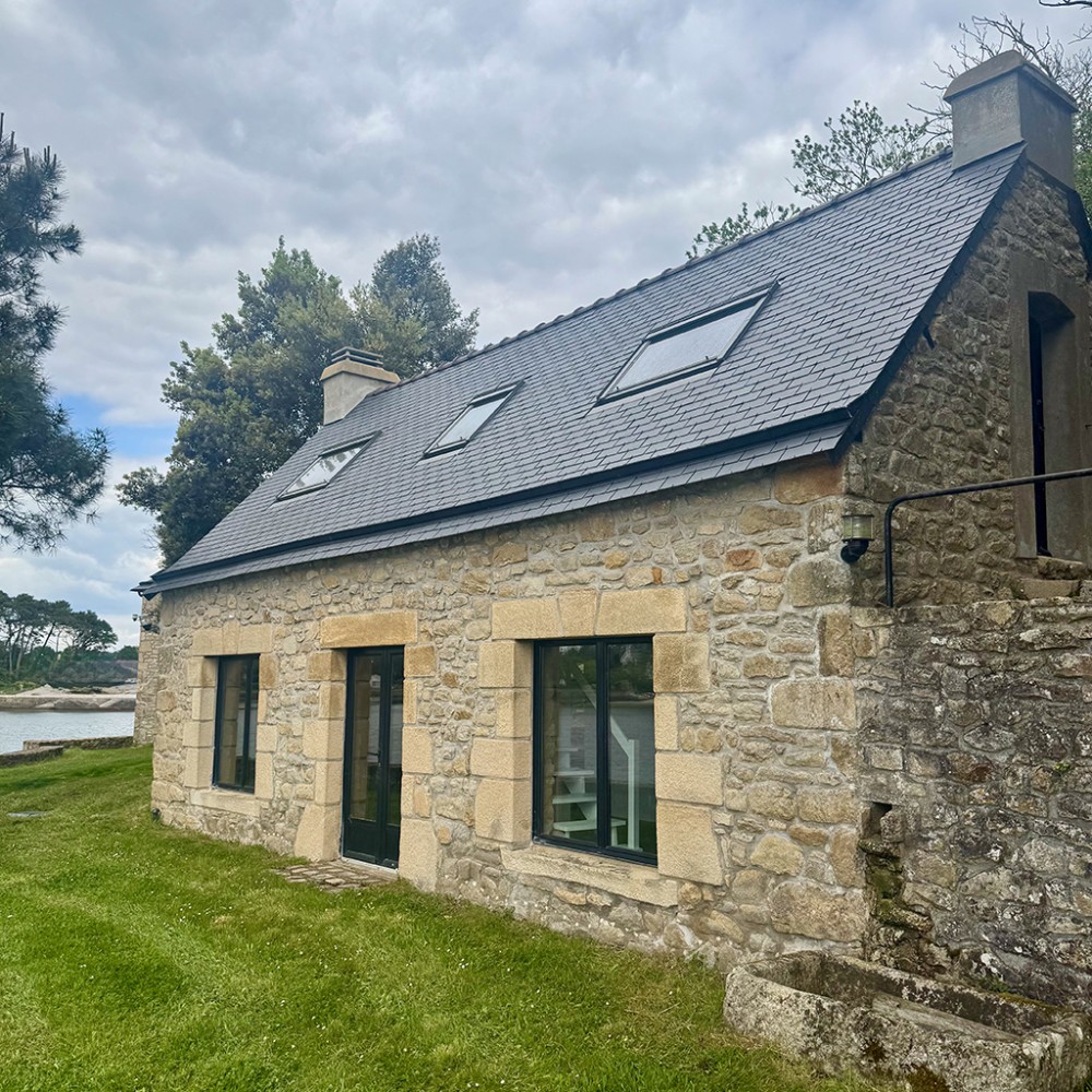 Rénovation de la couverture en ardoise d'une maison en pierre