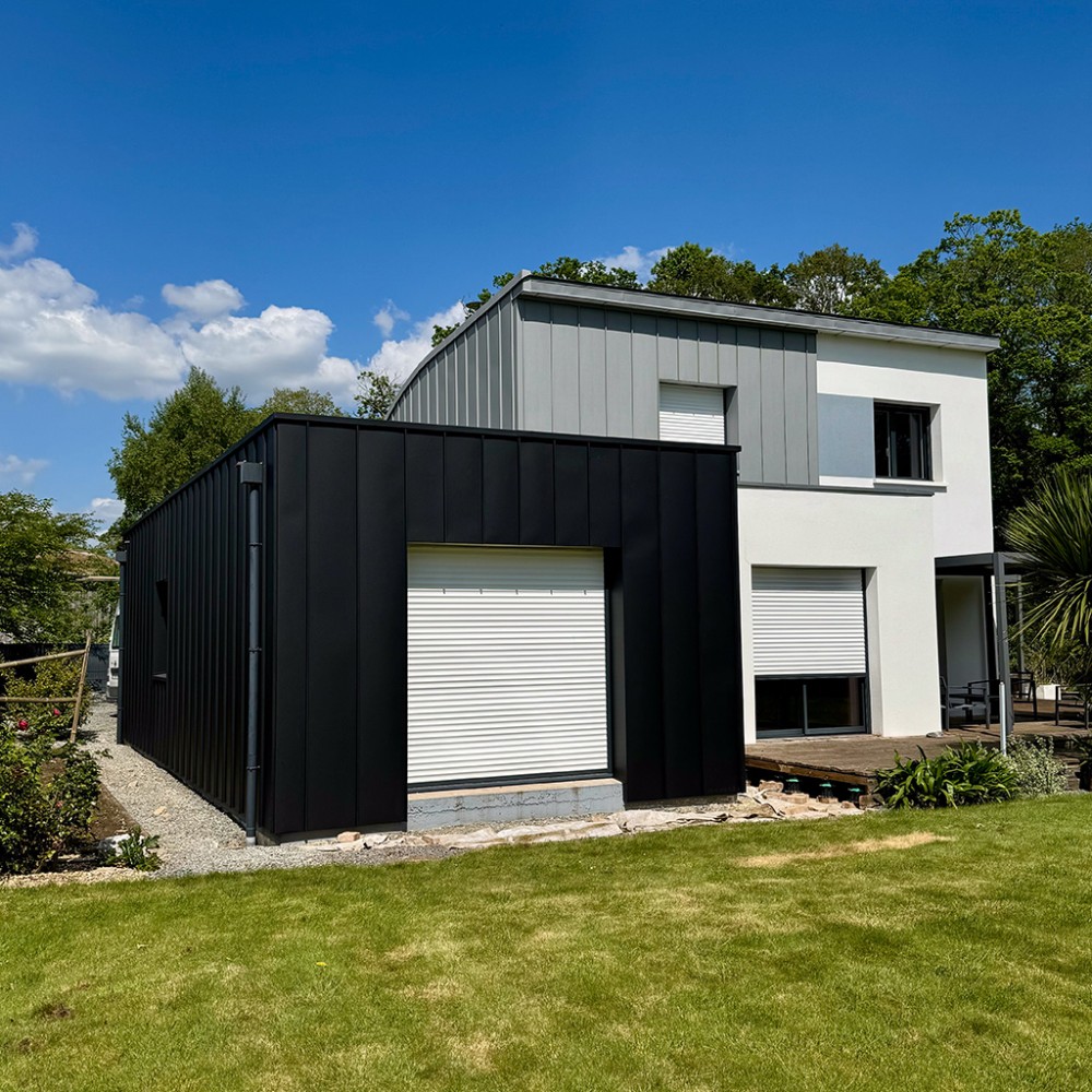 Bardage en Aluminium Noir et Gris Quartz sur une maison individuelle